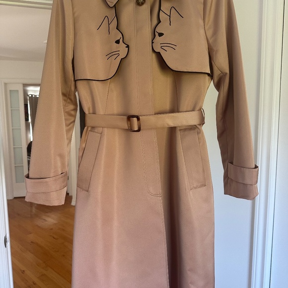 Chic Tan Trench Coat with Cat Design - Picture 2 of 3